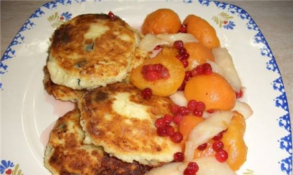 Cottage cheese pancakes with raisins and fruit sauce
