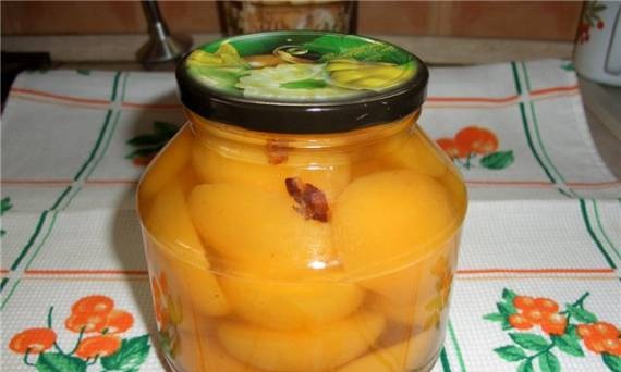 Canned apricots in dry wine