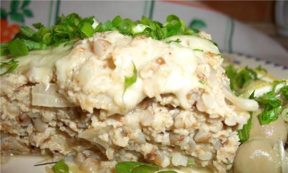 Minced meat casserole with buckwheat and cheese
