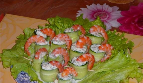 Cucumber rolls with Philadelphia cheese and king prawns.