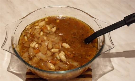 Cabbage soup with peanuts