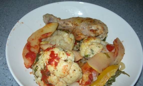 Chicken in the oven with vegetables and quince