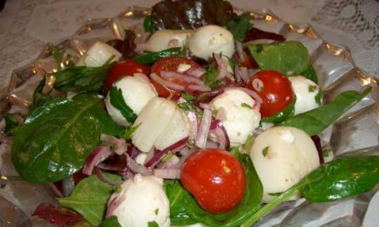Salad with scallops and mozzarella cheese