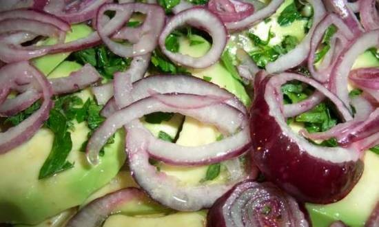 Avocado and red onion salad