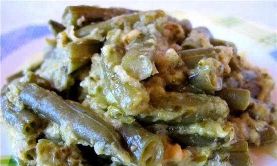 Green beans in onion-cheese sauce