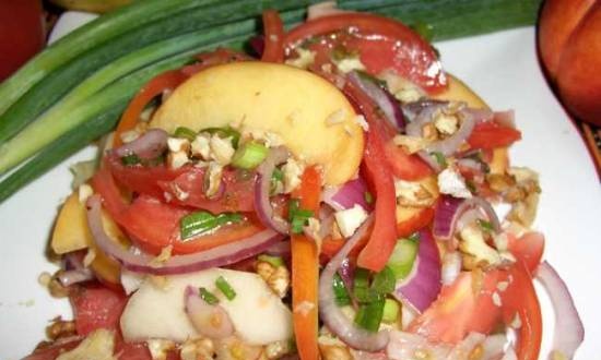 Tomato salad with nectarine and red onion