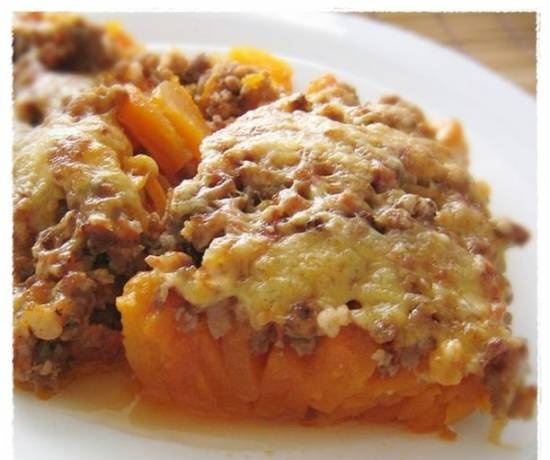 Pumpkin with minced meat and tomato sauce