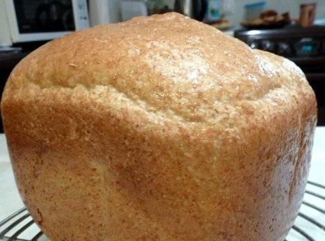 לחם עם סובין ושיבולת שועל מגולגלת בתוך יצרנית לחם