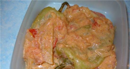 Peppers with tomatoes in sour cream sauce