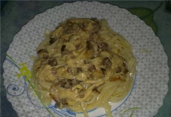 Pasta with minced meat in sour cream cheese sauce