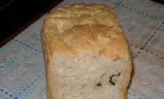 לחם עם אגוזי לוז ופירות יבשים בייצור לחם
