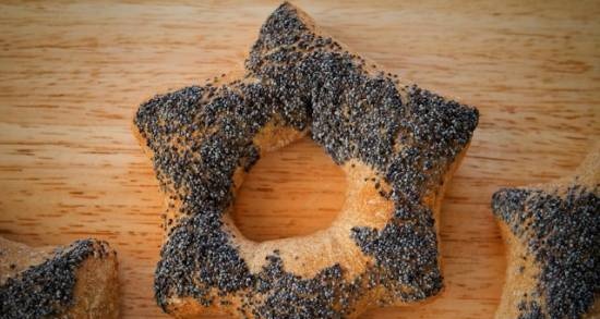 Stars with poppy seeds on a bige (oven)