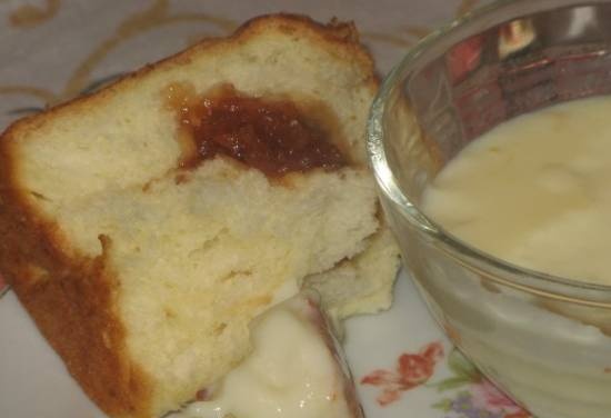 Buhtle buns with jam and vanilla sauce