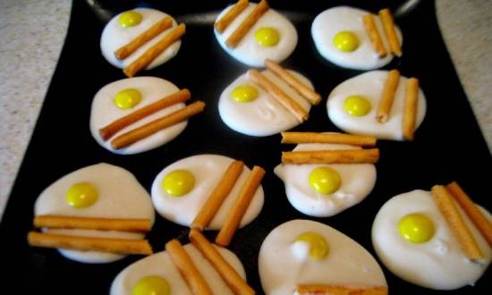 ביצים מטוגנות עם נקניקיות