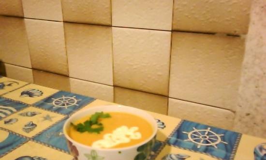 Pumpkin cream soup with cheese