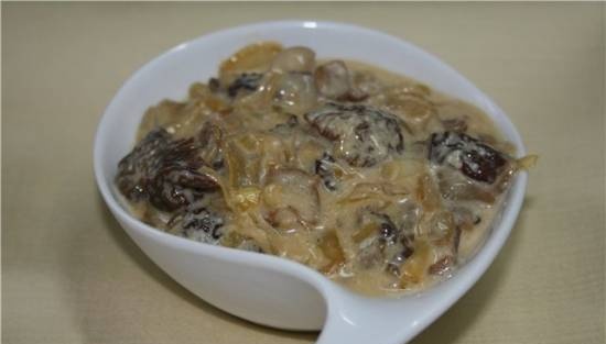 Morel mushrooms in creamy wine sauce
