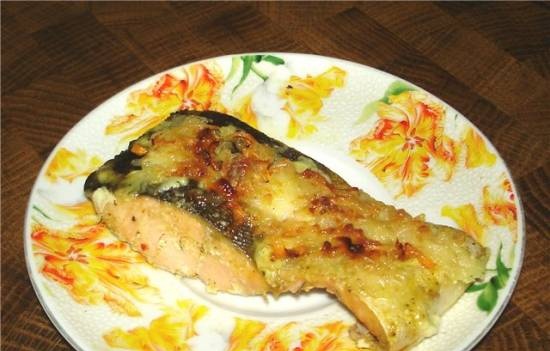 Pink salmon baked under a vegetable coat