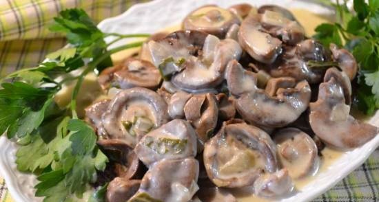 Beef kidneys with mushrooms in sour cream