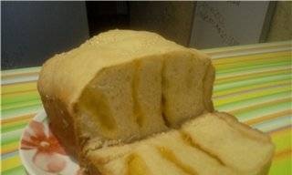 לחם חיטה עם שמנת חמוצה וגבינה