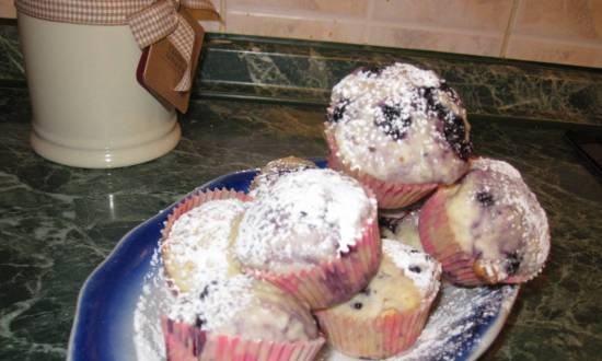 Curd muffins with black currant