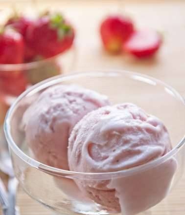 Strawberry ice cream with condensed milk