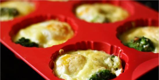 Baked eggs with broccoli and cheese
