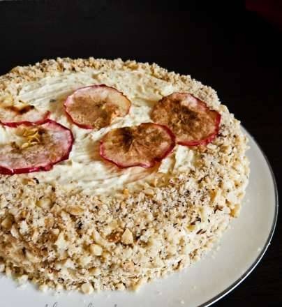 "Nut" cake with apples