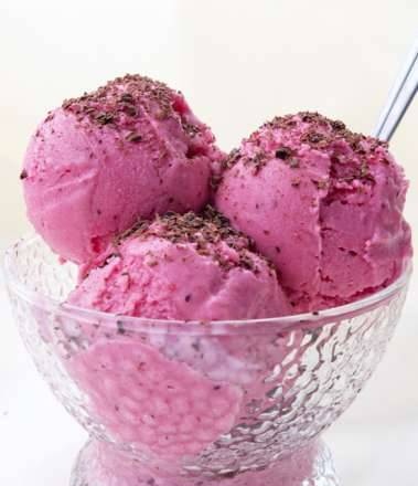 Berry ice cream with mascarpone (Brand 3812 ice cream maker)