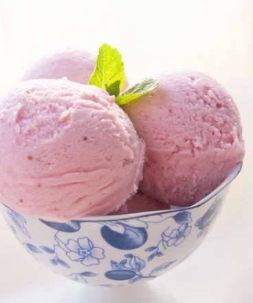 Strawberry ice cream "For adults" (Brand 3812 ice cream maker)