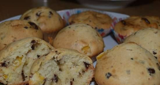Muffins with tangerine and chocolate chips