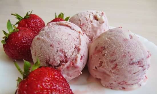 Creamy ice cream with baked strawberries