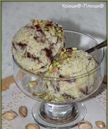 Dessert-ice cream with pistachios and chocolate-rum interlayer (Brand 3812 ice cream maker)