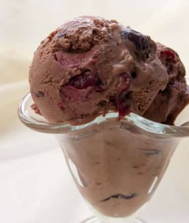 Chocolate ice cream with "drunk cherry" and almond praline (Brand 3812 ice cream maker)