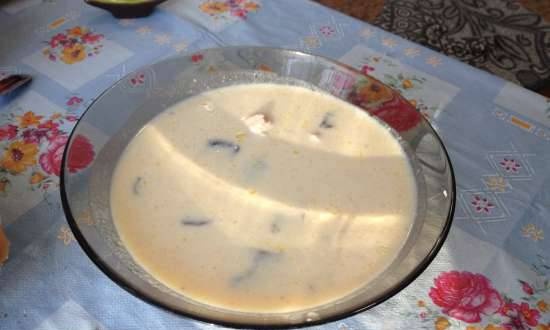 Cheese soup with mushrooms and chicken breast