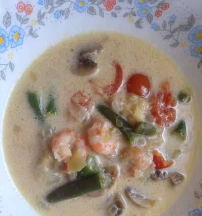 Thai style soup with shrimps and coconut milk in a multicooker BORK U700