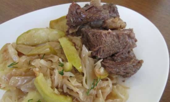 Bavarian stewed cabbage with apples