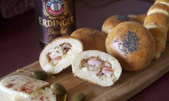 Surprise buns for the Ueberraschung beer party: Broetchen mit Sauerkraut und Wuerstchen