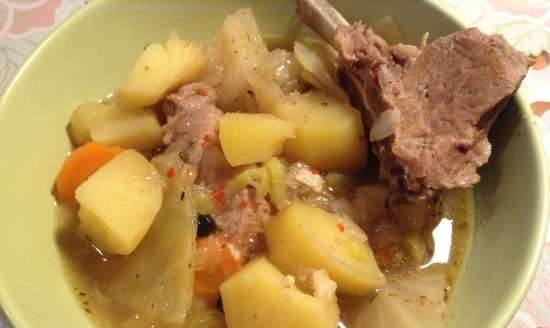 Bavarian soup in a clay pot (Pichelsteiner aus dem Tontopf)