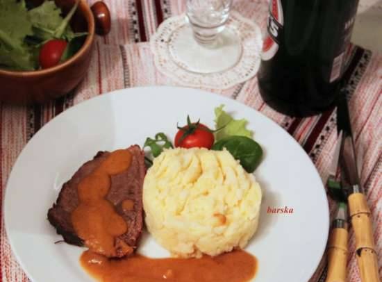 Baked beef with potato and parsnip garnish (Rinderschmorbraten mit Kartoffel-Pastinaken Stampf)