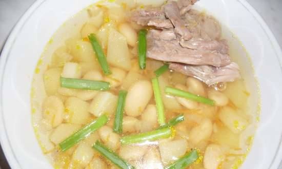 Bean soup with turkey meat
