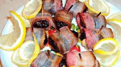Bacon-baked prunes