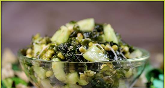 Salad with sprouted mung bean and seaweed