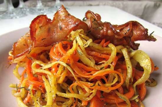 Glazed vegetable spaghetti with bacon