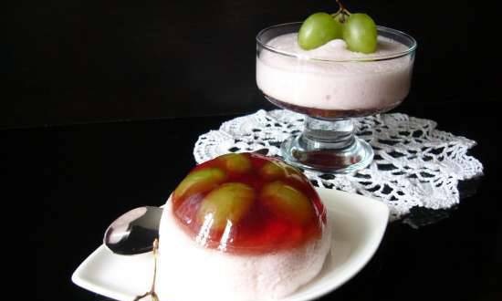 Two-layer dessert of red wine and grape juice