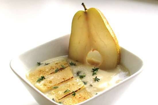 Cold celery and pear soup with cheese crust