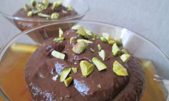 Avocado mousse with chocolate and pistachios