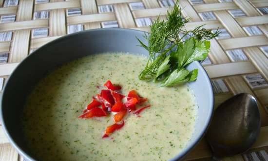 Cold soup with cucumber and white bread on kefir