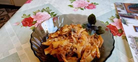 Pasta with minced meat and eggplant in a slow cooker
