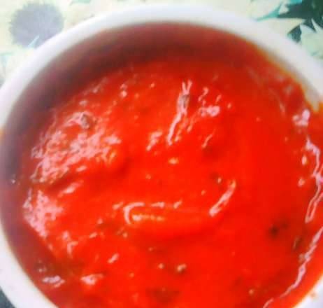 Hot bell pepper ketchup in a slow cooker