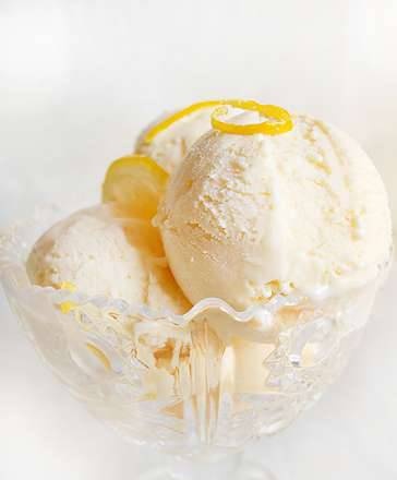 Ice cream with lemon and white chocolate (Brand 3812 ice cream maker)